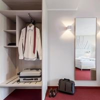 Serways Hotel Remscheid Kleiderschrank